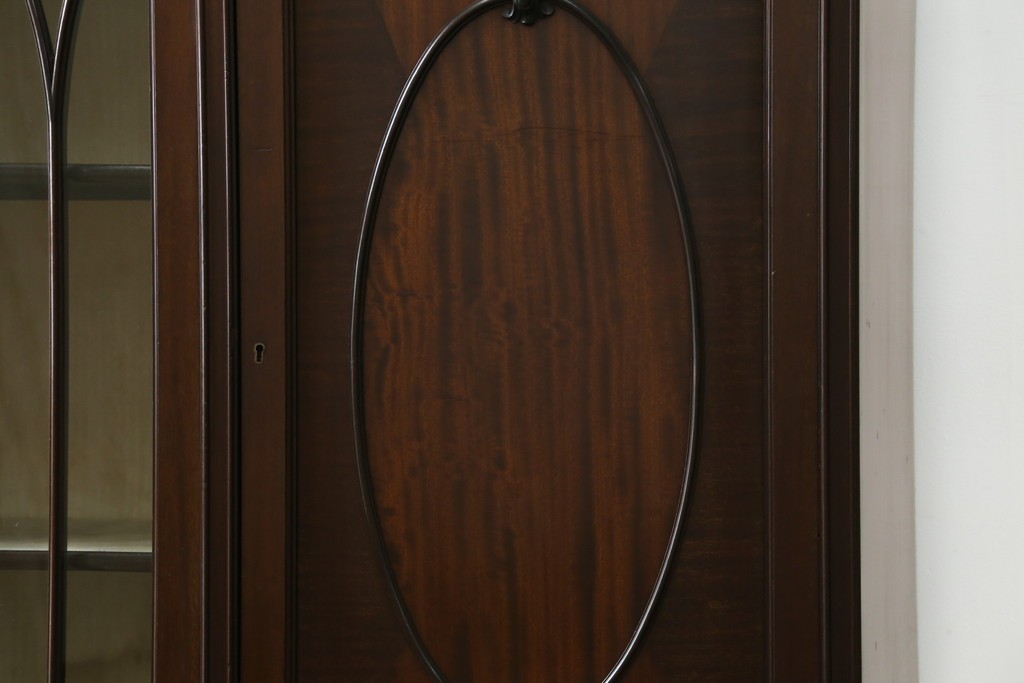 イギリスアンティーク　マホガニー材の美しい杢目が目を引く猫脚のサイドキャビネット　(R-069110)