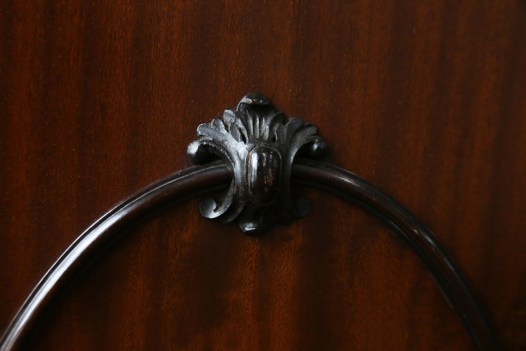 イギリスアンティーク　マホガニー材の美しい杢目が目を引く猫脚のサイドキャビネット　(R-069110)