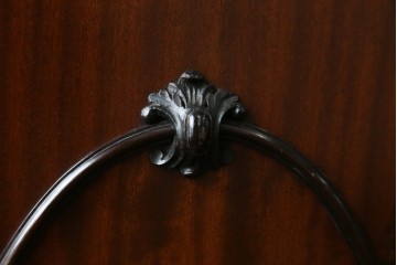 イギリスアンティーク　マホガニー材の美しい杢目が目を引く猫脚のサイドキャビネット　(R-069110)