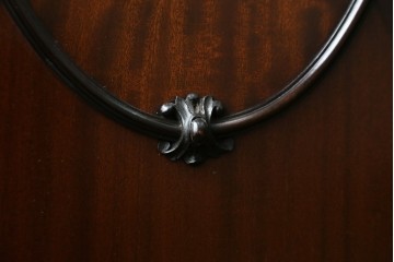 イギリスアンティーク　マホガニー材の美しい杢目が目を引く猫脚のサイドキャビネット　(R-069110)