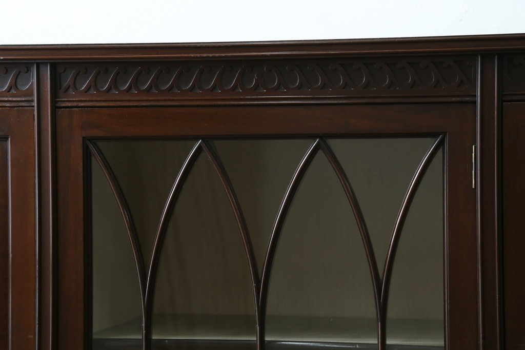 イギリスアンティーク　マホガニー材の美しい杢目が目を引く猫脚のサイドキャビネット　(R-069110)