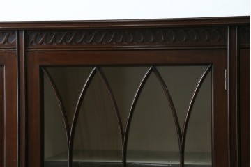 イギリスアンティーク　マホガニー材の美しい杢目が目を引く猫脚のサイドキャビネット　(R-069110)