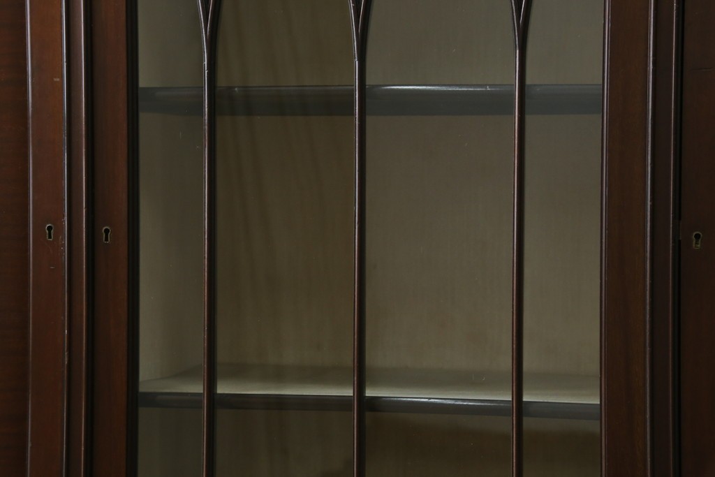 イギリスアンティーク　マホガニー材の美しい杢目が目を引く猫脚のサイドキャビネット　(R-069110)