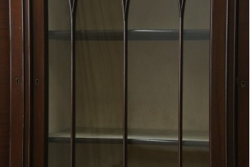 イギリスアンティーク　マホガニー材の美しい杢目が目を引く猫脚のサイドキャビネット　(R-069110)