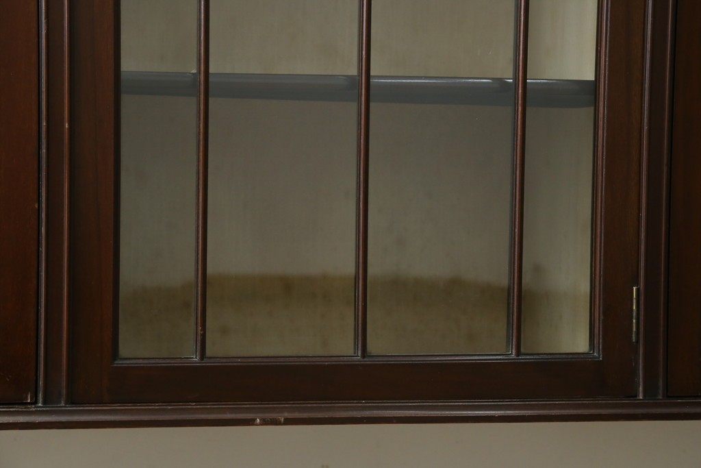 イギリスアンティーク　マホガニー材の美しい杢目が目を引く猫脚のサイドキャビネット　(R-069110)