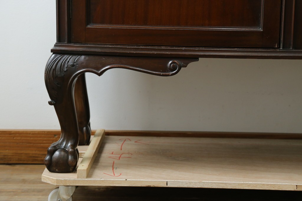 イギリスアンティーク　マホガニー材の美しい杢目が目を引く猫脚のサイドキャビネット　(R-069110)