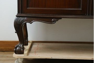 イギリスアンティーク　マホガニー材の美しい杢目が目を引く猫脚のサイドキャビネット　(R-069110)