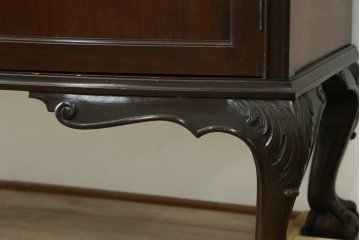 イギリスアンティーク　マホガニー材の美しい杢目が目を引く猫脚のサイドキャビネット　(R-069110)