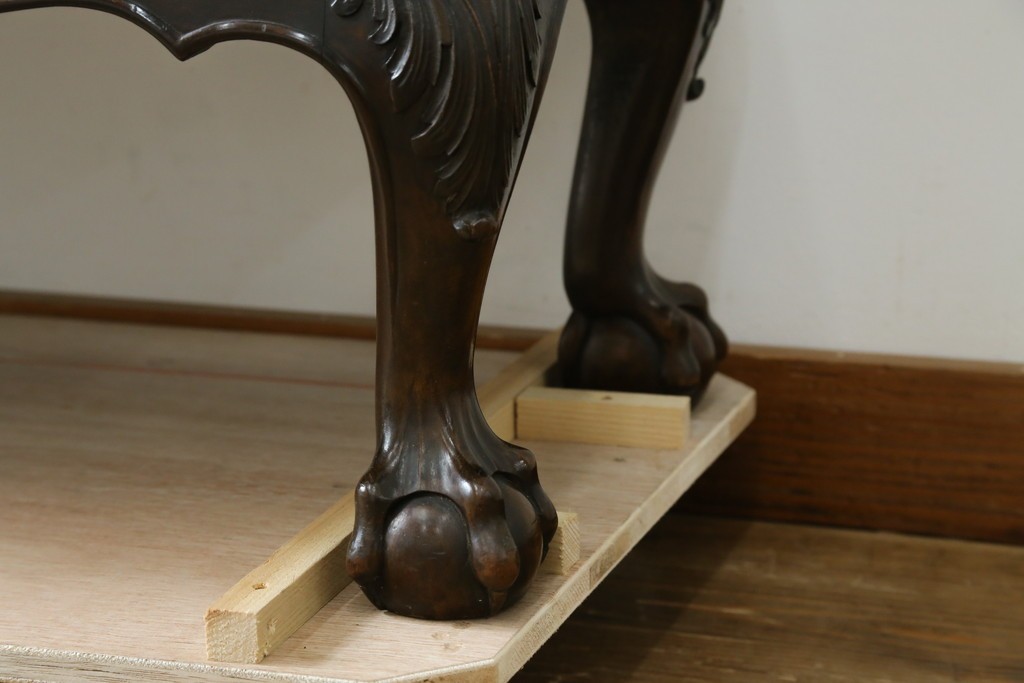 イギリスアンティーク　マホガニー材の美しい杢目が目を引く猫脚のサイドキャビネット　(R-069110)