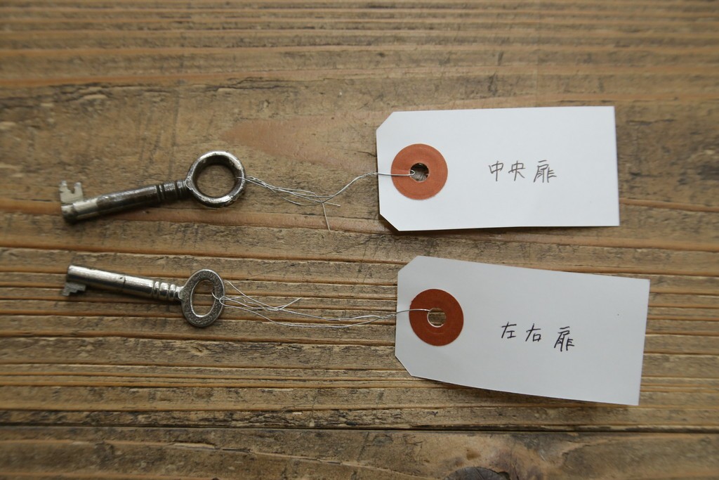 イギリスアンティーク　マホガニー材の美しい杢目が目を引く猫脚のサイドキャビネット　(R-069110)