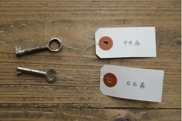 イギリスアンティーク　マホガニー材の美しい杢目が目を引く猫脚のサイドキャビネット　(R-069110)