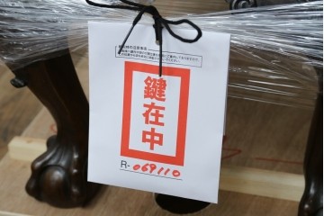 イギリスアンティーク　マホガニー材の美しい杢目が目を引く猫脚のサイドキャビネット　(R-069110)