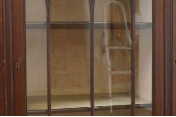 イギリスアンティーク　マホガニー材の美しい杢目が目を引く猫脚のサイドキャビネット(収納棚、戸棚、サイドボード、キャビネット、飾り棚、英国)(R-069110)
