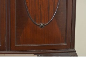イギリスアンティーク　マホガニー材の美しい杢目が目を引く猫脚のサイドキャビネット(収納棚、戸棚、サイドボード、キャビネット、飾り棚、英国)(R-069110)