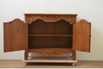 中古　美品!!　可愛らしいお花の彫刻と上品な佇まいが魅力の小振りなサイドボード(サイドテーブル、コンソールテーブル、ホールチェスト、サイドキャビネット、収納棚)(R-069112)
