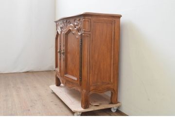 中古　美品!!　可愛らしいお花の彫刻と上品な佇まいが魅力の小振りなサイドボード(サイドテーブル、コンソールテーブル、ホールチェスト、サイドキャビネット、収納棚)(R-069112)