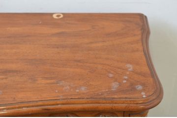 中古　美品!!　可愛らしいお花の彫刻と上品な佇まいが魅力の小振りなサイドボード(サイドテーブル、コンソールテーブル、ホールチェスト、サイドキャビネット、収納棚)(R-069112)