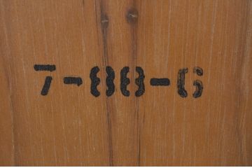 中古　美品!!　可愛らしいお花の彫刻と上品な佇まいが魅力の小振りなサイドボード(サイドテーブル、コンソールテーブル、ホールチェスト、サイドキャビネット、収納棚)(R-069112)