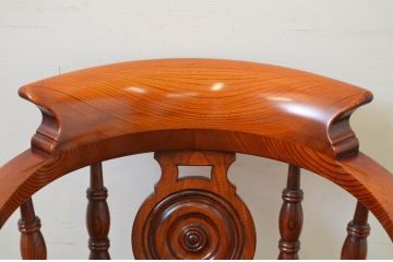 中古　美品!!　松本民芸家具　欅(ケヤキ)材　艶やかな漆塗りと存在感のあるホイールデザインが格好良い大キャプテンチェア(椅子、イス、アームチェア、ウィンザーチェア、ウインザーチェア、板座チェア)(定価約60万円)(R-069114)