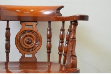 中古　美品!!　松本民芸家具　欅(ケヤキ)材　艶やかな漆塗りと存在感のあるホイールデザインが格好良い大キャプテンチェア(椅子、イス、アームチェア、ウィンザーチェア、ウインザーチェア、板座チェア)(定価約60万円)(R-069114)