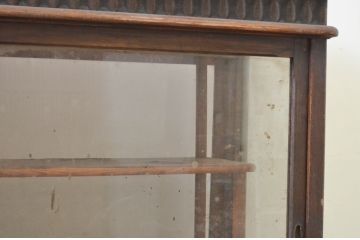 和製アンティーク　欅(ケヤキ)材　大正ロマンの雰囲気溢れるGケース(ガラスケース、ショーケース、キャビネット、戸棚、収納棚、飾り棚)(R-069119)