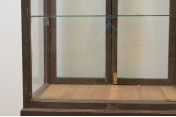 和製アンティーク　楢(ナラ)材　小振りなサイズと珍しいデザインが魅力の縦型ガラスケース(ショーケース、ディスプレイケース、コレクションケース、キャビネット、飾り棚、陳列棚、店舗什器)(R-069120)