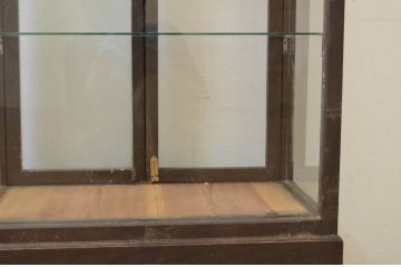 和製アンティーク　楢(ナラ)材　小振りなサイズと珍しいデザインが魅力の縦型ガラスケース(ショーケース、ディスプレイケース、コレクションケース、キャビネット、飾り棚、陳列棚、店舗什器)(R-069120)