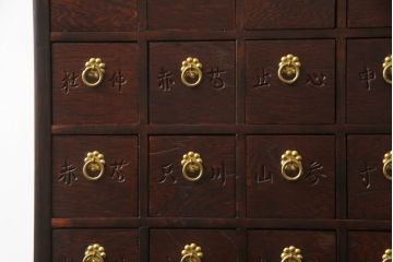 中古　李朝デザイン　引き出し29杯　アジアンな雰囲気を高める存在感抜群の薬箪笥(薬タンス、チェスト、小物収納、店舗什器)(R-069121)