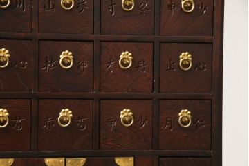 中古　李朝デザイン　引き出し29杯　アジアンな雰囲気を高める存在感抜群の薬箪笥(薬タンス、チェスト、小物収納、店舗什器)(R-069121)
