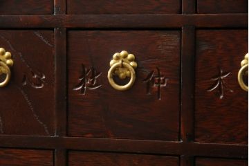中古　李朝デザイン　引き出し29杯　アジアンな雰囲気を高める存在感抜群の薬箪笥(薬タンス、チェスト、小物収納、店舗什器)(R-069121)