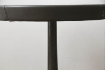 中古　美品　Molteni&C(モルテーニ)　Rodolfo Dordoni(ロドルフォ・ドルドーニ)　KEW　スモールテーブル　スタイリッシュな空間を演出するサイドテーブル(ラウンドテーブル、丸テーブル、コーヒーテーブル、カフェテーブル)(定価約28万円)(R-069122)