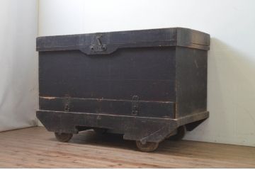 和製アンティーク　杉材　時代の流れを感じさせる風合いの引き出し付き車長持(時代箪笥、車箪笥、収納箱、タンス、たんす)(R-069140)