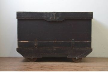 和製アンティーク　杉材　時代の流れを感じさせる風合いの引き出し付き車長持(時代箪笥、車箪笥、収納箱、タンス、たんす)(R-069140)