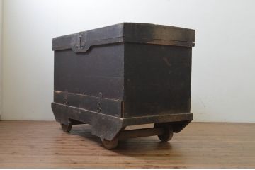 和製アンティーク　杉材　時代の流れを感じさせる風合いの引き出し付き車長持(時代箪笥、車箪笥、収納箱、タンス、たんす)(R-069140)