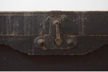 和製アンティーク　杉材　時代の流れを感じさせる風合いの引き出し付き車長持(時代箪笥、車箪笥、収納箱、タンス、たんす)(R-069140)