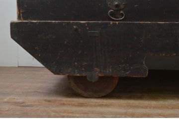 和製アンティーク　杉材　時代の流れを感じさせる風合いの引き出し付き車長持(時代箪笥、車箪笥、収納箱、タンス、たんす)(R-069140)
