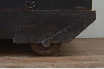 和製アンティーク　杉材　時代の流れを感じさせる風合いの引き出し付き車長持(時代箪笥、車箪笥、収納箱、タンス、たんす)(R-069140)