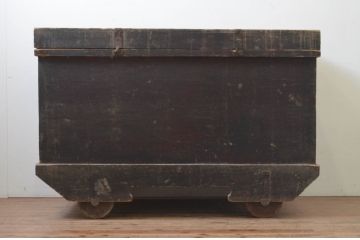 和製アンティーク　杉材　時代の流れを感じさせる風合いの引き出し付き車長持(時代箪笥、車箪笥、収納箱、タンス、たんす)(R-069140)