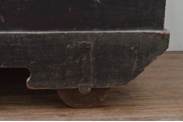 和製アンティーク　杉材　時代の流れを感じさせる風合いの引き出し付き車長持(時代箪笥、車箪笥、収納箱、タンス、たんす)(R-069140)