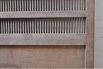 アンティーク建具　特大　特注品!!　欅(ケヤキ)材　古い豪商で使われていた蔵戸1枚を2分割にリメイク!!存在感抜群の格子蔵戸2枚セット(引き戸、格子戸、玄関戸)(R-069174)