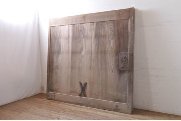 アンティーク建具　特大　特注品!!　松竹梅・鶴亀図　欅(ケヤキ)材　古い豪商で使われていた蔵戸1枚を2分割にリメイク!!　蔵戸2枚セット(引き戸、格子戸、玄関戸)(R-069175)