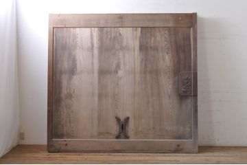 アンティーク建具　特大　特注品!!　松竹梅・鶴亀図　欅(ケヤキ)材　古い豪商で使われていた蔵戸1枚を2分割にリメイク!!　蔵戸2枚セット(引き戸、格子戸、玄関戸)(R-069175)