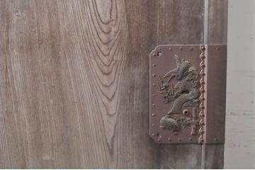 アンティーク建具　特大　特注品!!　松竹梅・鶴亀図　欅(ケヤキ)材　古い豪商で使われていた蔵戸1枚を2分割にリメイク!!　蔵戸2枚セット(引き戸、格子戸、玄関戸)(R-069175)