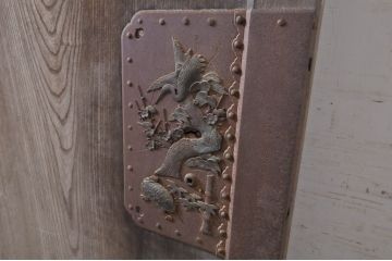 アンティーク建具　特大　特注品!!　松竹梅・鶴亀図　欅(ケヤキ)材　古い豪商で使われていた蔵戸1枚を2分割にリメイク!!　蔵戸2枚セット(引き戸、格子戸、玄関戸)(R-069175)