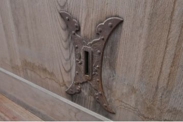 アンティーク建具　特大　特注品!!　松竹梅・鶴亀図　欅(ケヤキ)材　古い豪商で使われていた蔵戸1枚を2分割にリメイク!!　蔵戸2枚セット(引き戸、格子戸、玄関戸)(R-069175)