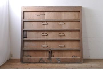 アンティーク建具　特大　特注品!!　松竹梅・鶴亀図　欅(ケヤキ)材　古い豪商で使われていた蔵戸1枚を2分割にリメイク!!　蔵戸2枚セット(引き戸、格子戸、玄関戸)(R-069175)