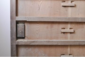 アンティーク建具　特大　特注品!!　松竹梅・鶴亀図　欅(ケヤキ)材　古い豪商で使われていた蔵戸1枚を2分割にリメイク!!　蔵戸2枚セット(引き戸、格子戸、玄関戸)(R-069175)