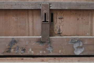 アンティーク建具　特大　特注品!!　松竹梅・鶴亀図　欅(ケヤキ)材　古い豪商で使われていた蔵戸1枚を2分割にリメイク!!　蔵戸2枚セット(引き戸、格子戸、玄関戸)(R-069175)