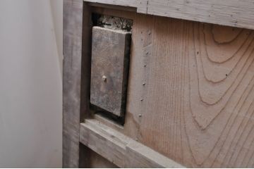 アンティーク建具　特大　特注品!!　松竹梅・鶴亀図　欅(ケヤキ)材　古い豪商で使われていた蔵戸1枚を2分割にリメイク!!　蔵戸2枚セット(引き戸、格子戸、玄関戸)(R-069175)