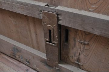 アンティーク建具　特大　特注品!!　松竹梅・鶴亀図　欅(ケヤキ)材　古い豪商で使われていた蔵戸1枚を2分割にリメイク!!　蔵戸2枚セット(引き戸、格子戸、玄関戸)(R-069175)